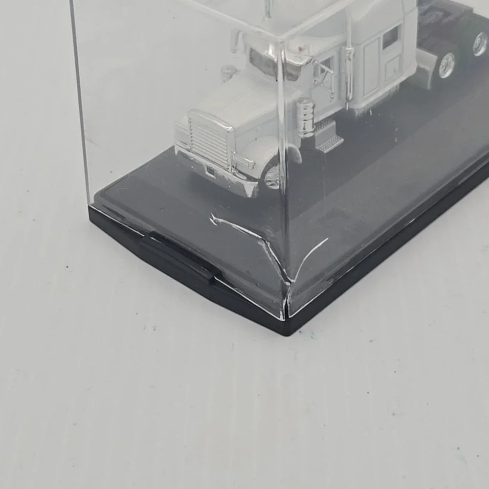 MI-64000 Peterbuilt 389 Tractor, with display case. White‎